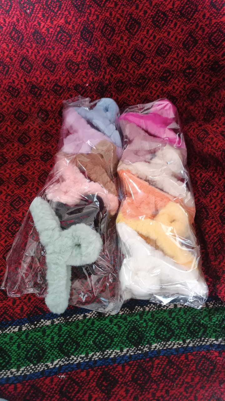 Large Plush Hair Claw Clips, Plastic Fluffy Hair Claw Hair (1 Pc / Mix Color) - TezCart